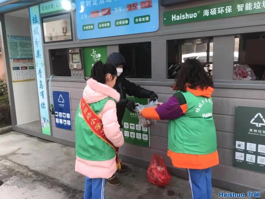 環(huán)保小衛(wèi)士指導(dǎo)居民分類投放垃圾 環(huán)保小衛(wèi)士指導(dǎo)居民分類投放垃圾